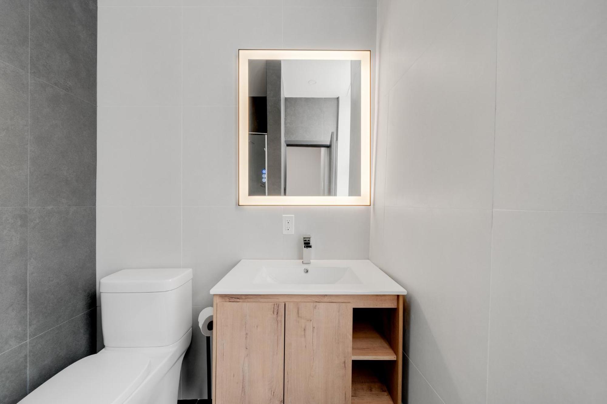 Lift Hotel Монреал Екстериор снимка