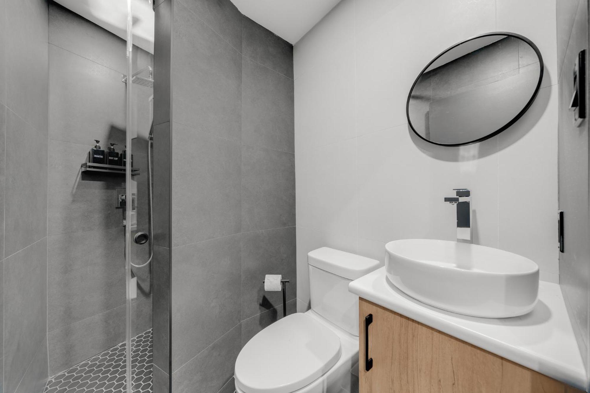 Lift Hotel Монреал Екстериор снимка