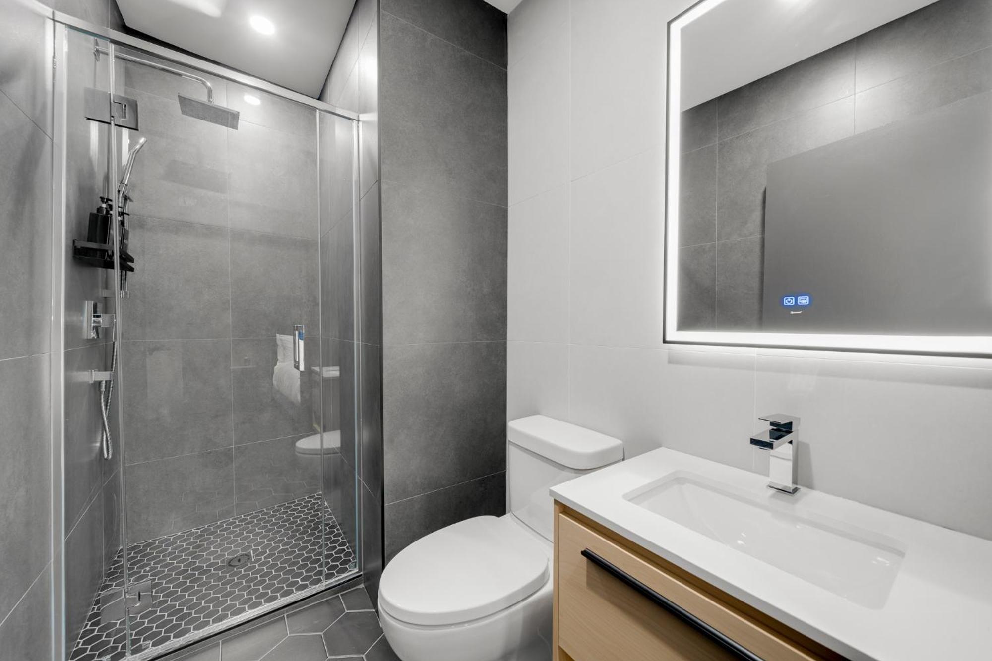 Lift Hotel Монреал Екстериор снимка