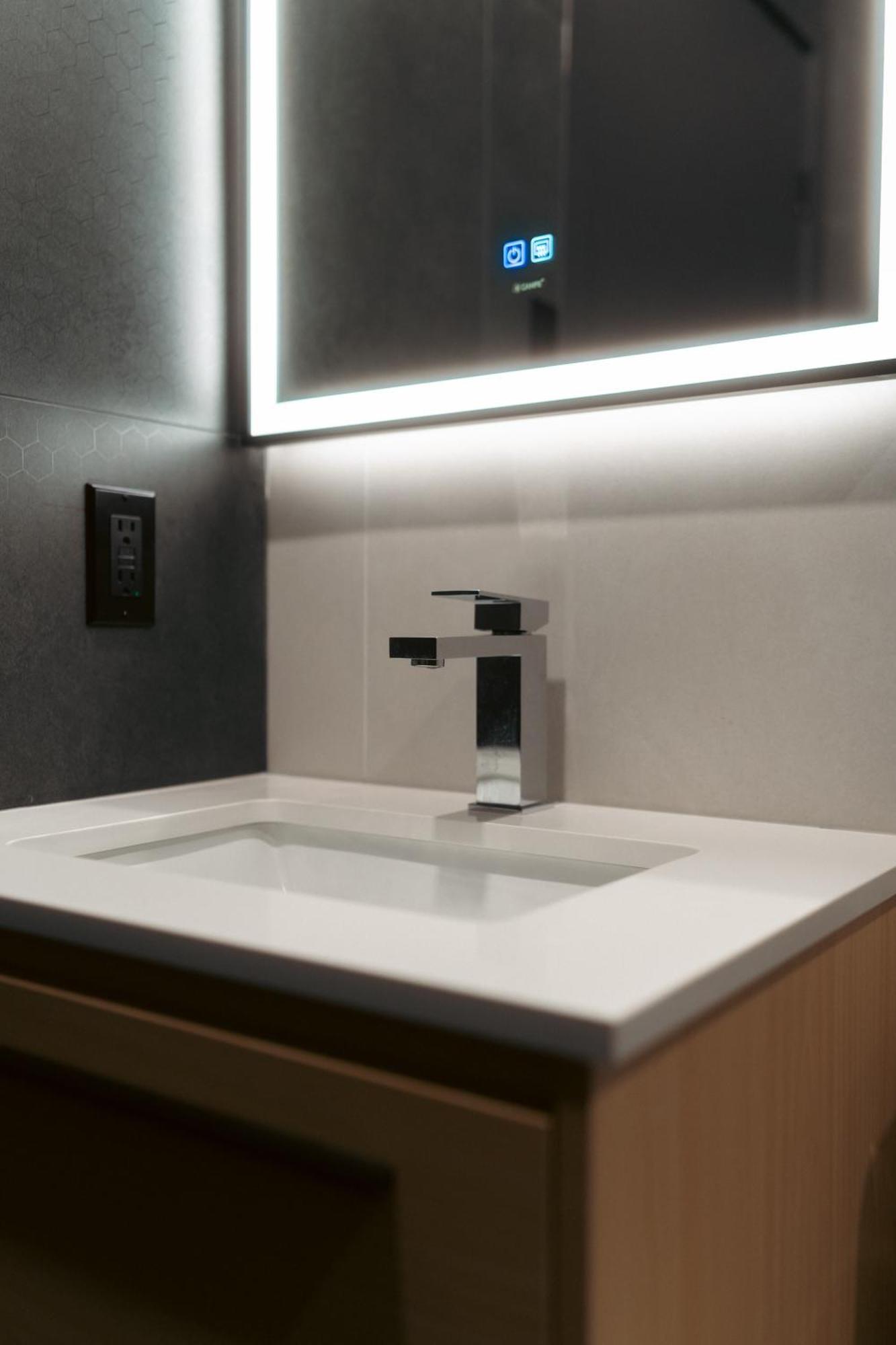 Lift Hotel Монреал Екстериор снимка
